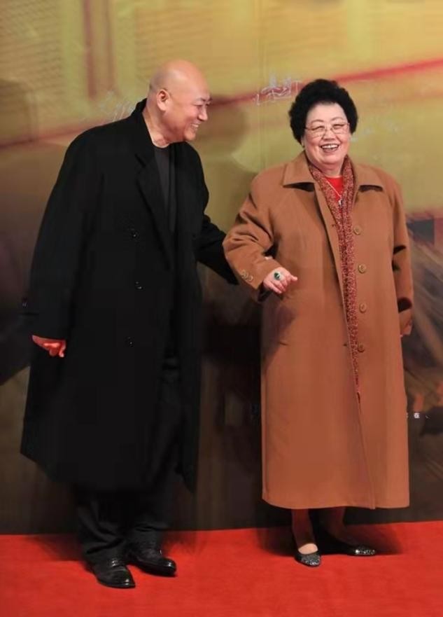 迟重瑞夫妇出席活动与大11岁富豪妻子似同龄穿情侣装好甜蜜