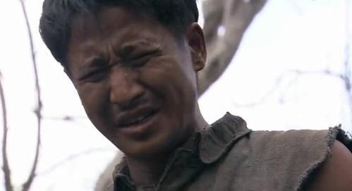 我的团长我的团原著东北佬李乌拉死后老乡迷龙背着他要走回家