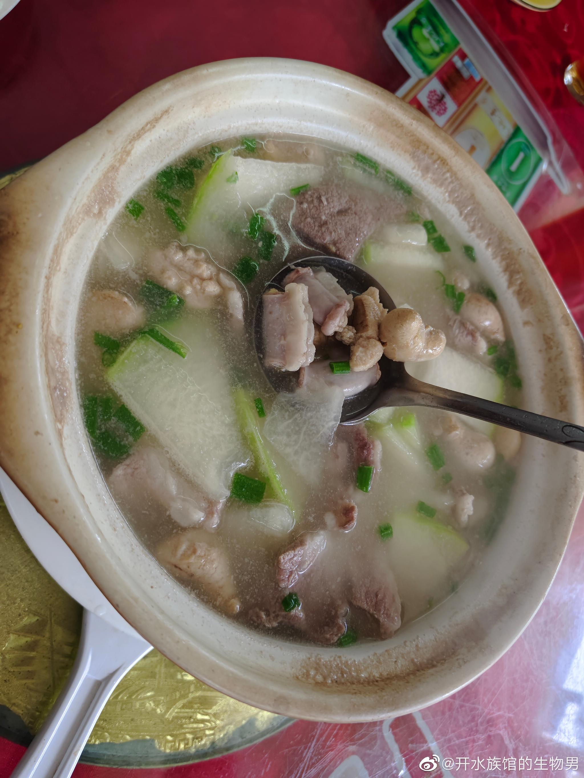 午餐就要简简单单粉肠煲鸡春耳乌贼盐水煲