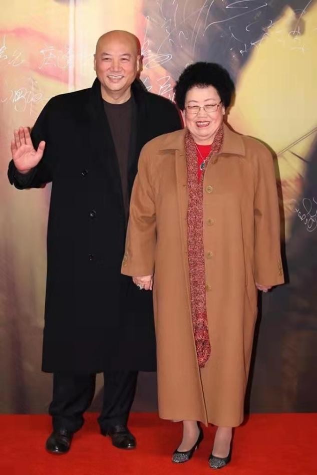 迟重瑞夫妇出席活动与大11岁富豪妻子似同龄穿情侣装好甜蜜