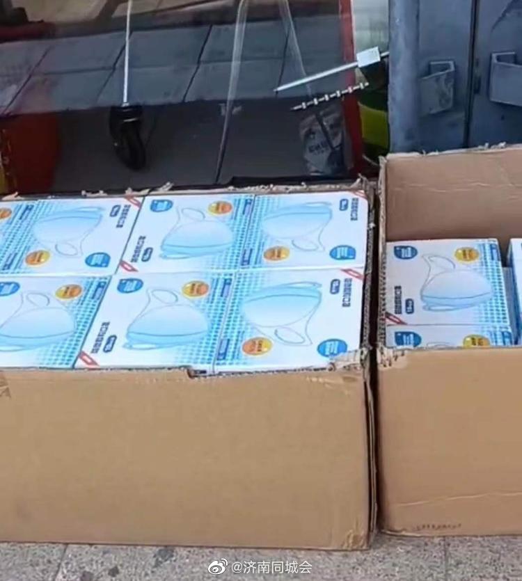 近日，威海一店铺门口整齐摆放了1000盒口罩，供来往市民自取……休闲区蓝鸢梦想 - Www.slyday.coM