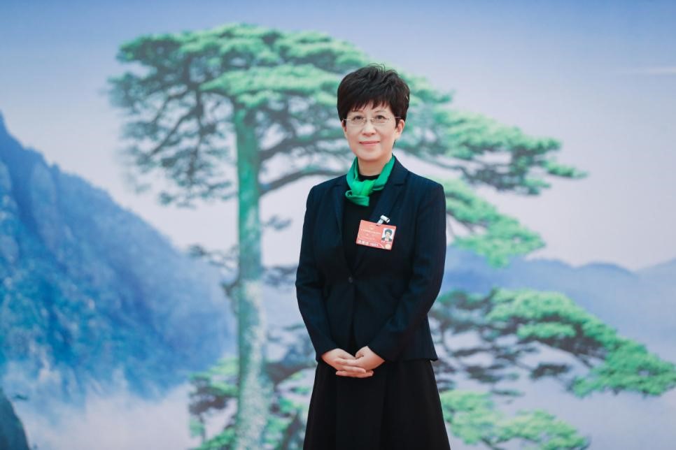 时任合肥市长的凌云离开了她工作13年的城市,来到黄山任职,成为了安徽