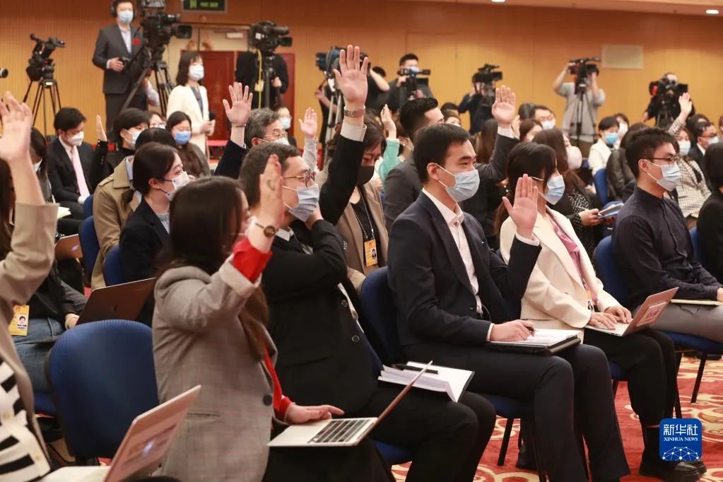 记者在位于梅地亚中心的分会场举手提问。图源：新华社