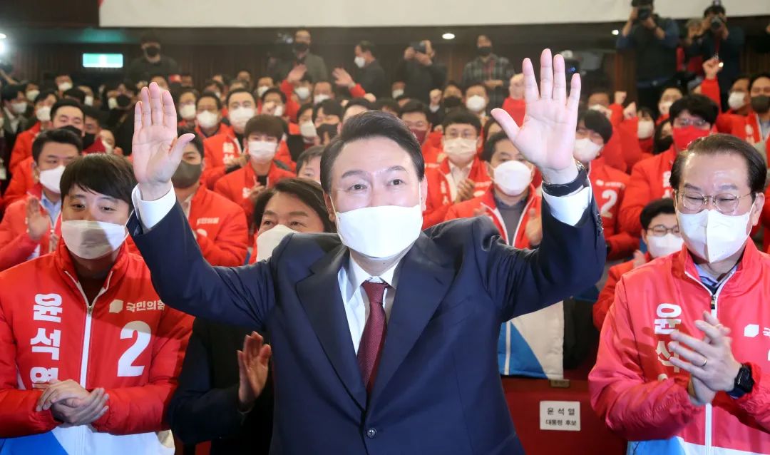 ▲3月10日,在韩国首尔,国民力量党候选人尹锡悦(前)在总统选举中获胜后挥手致意。图/新华社