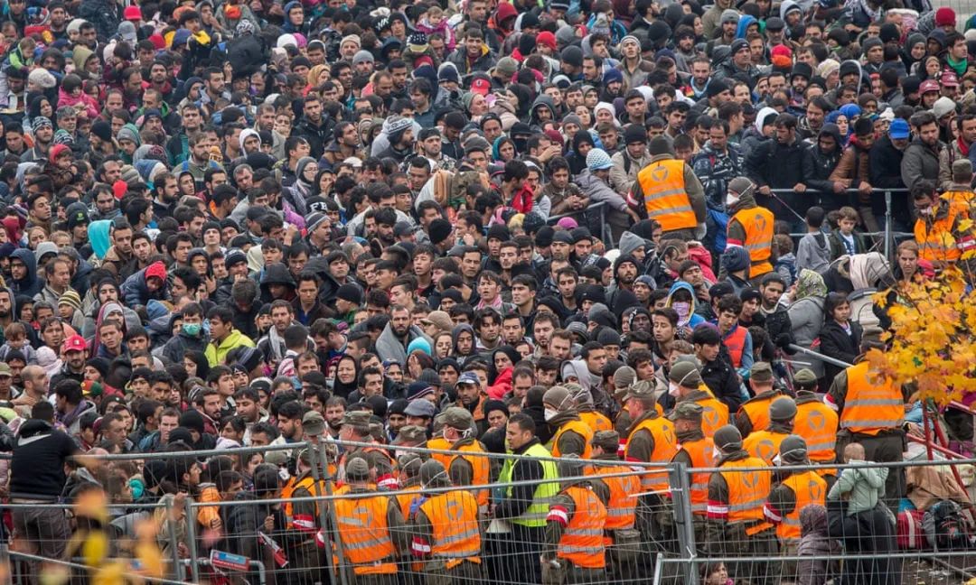 ▲ 2015年10月，大批中东国家难民聚集在斯洛文尼亚与奥地利边境。