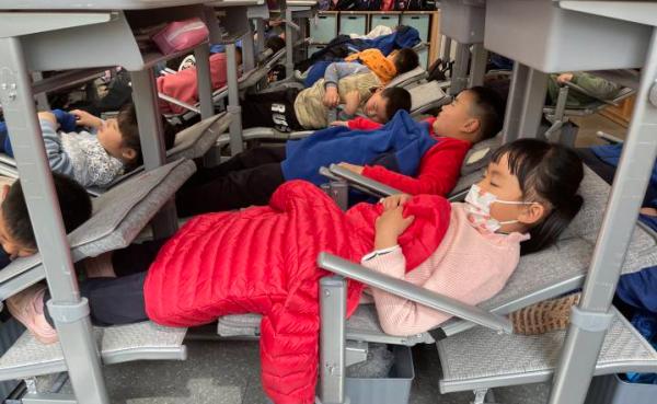 孩子在校午睡不用趴桌子了：杭州一小学引入可躺平课桌椅休闲区蓝鸢梦想 - Www.slyday.coM