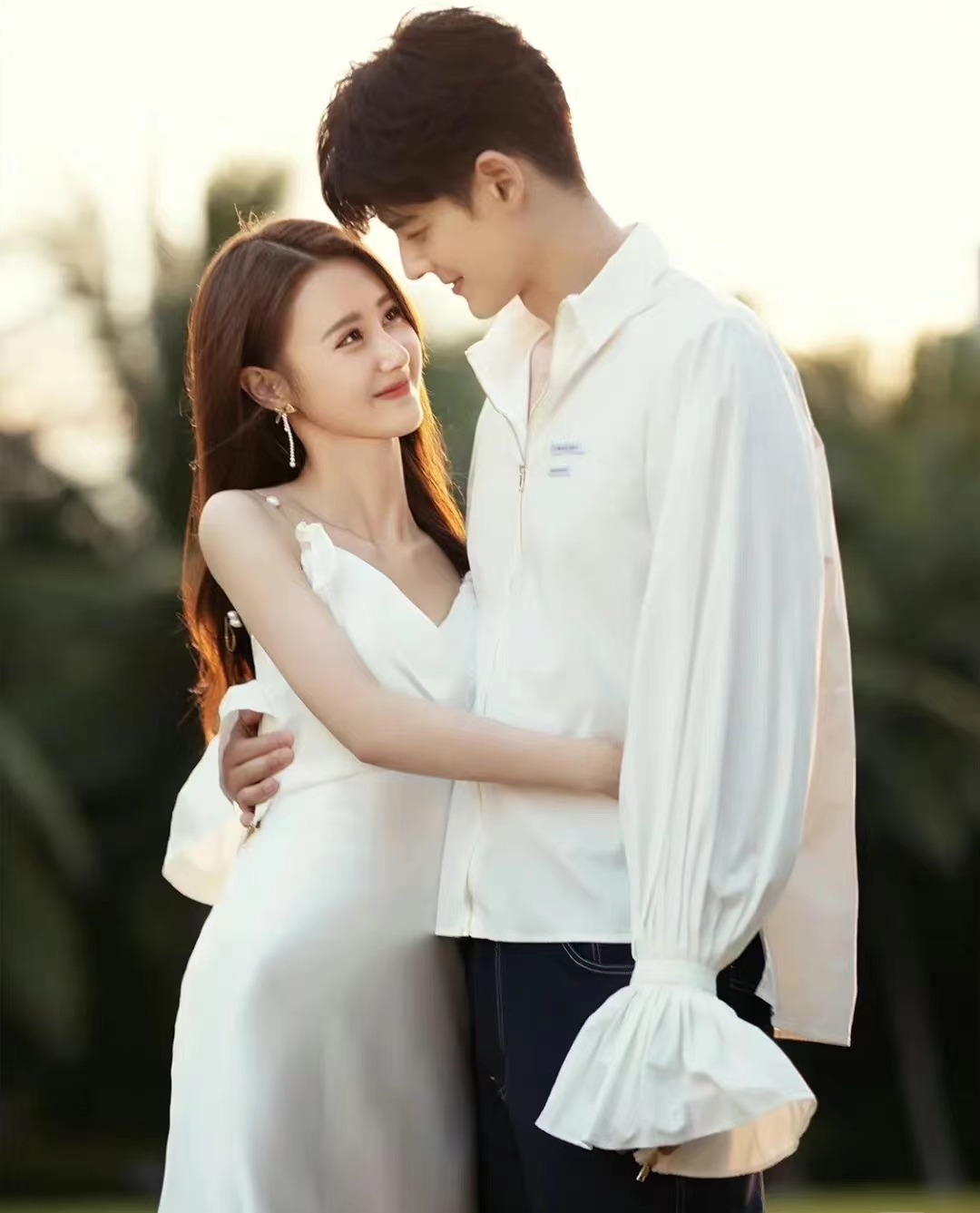 郭品超海边婚纱照曝光二人相拥对视超甜蜜