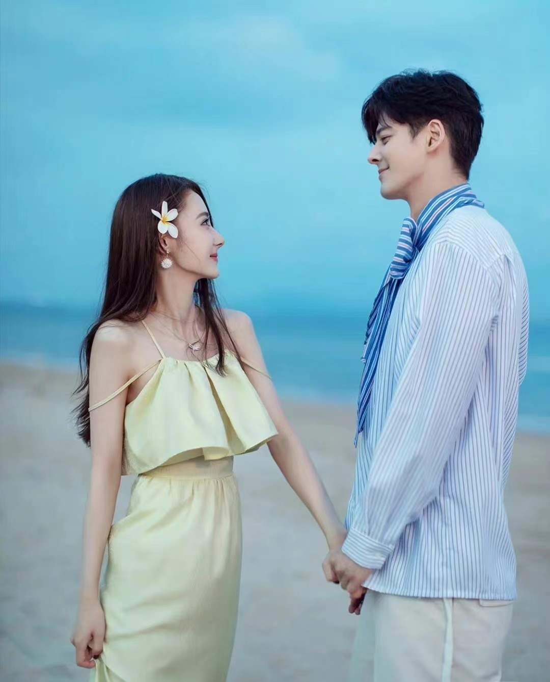 郭品超海边婚纱照曝光二人相拥对视超甜蜜