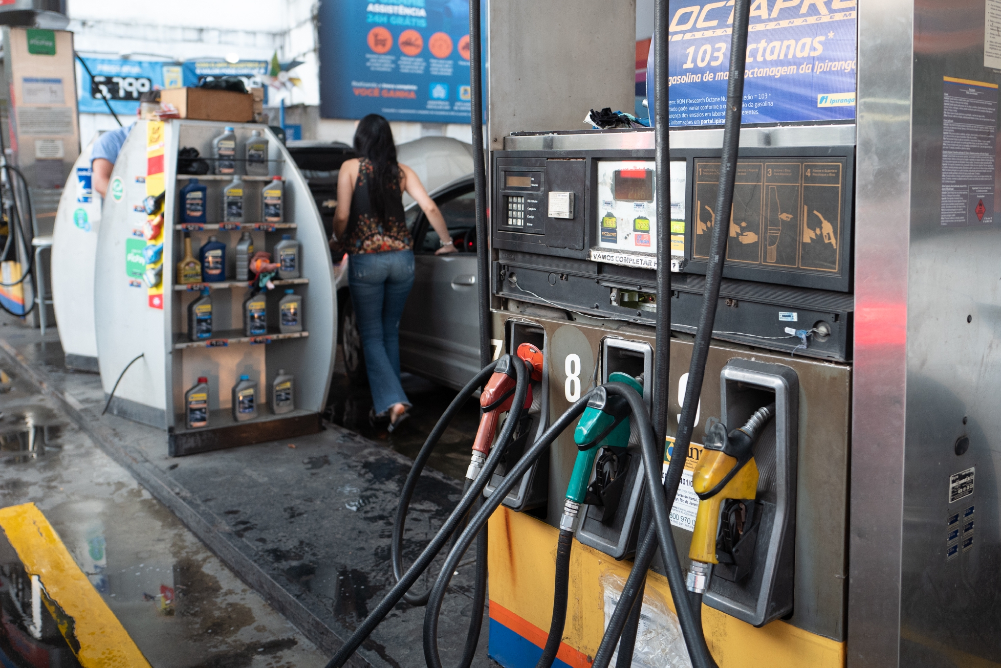 这是3月10日在巴西里约热内卢一处加油站拍摄的加油设备