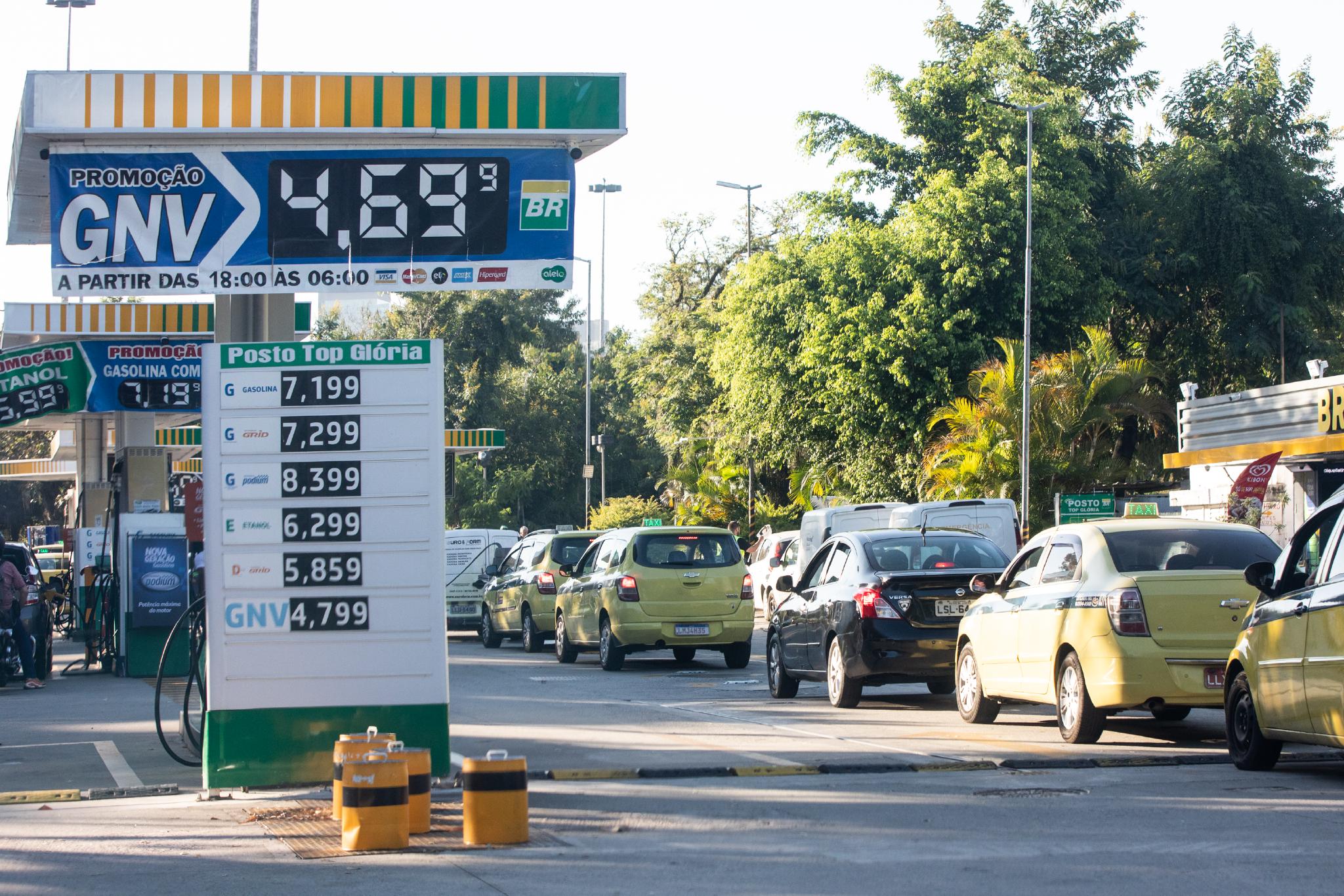 3月10日,工人在巴西里约热内卢一处加油站工作.新华社记者 王天聪 摄