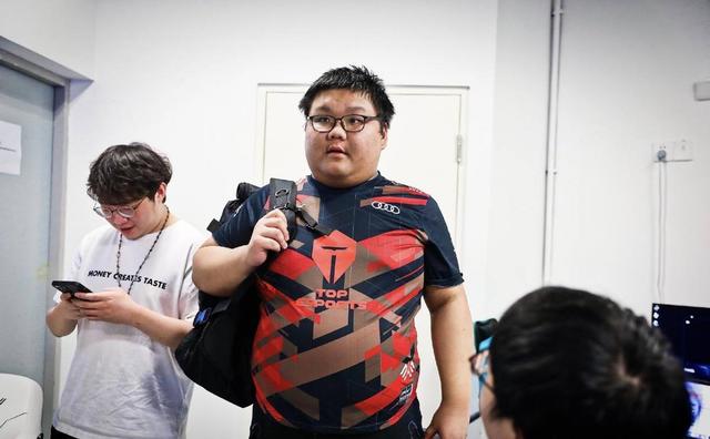 只有LPL选手排位摆烂？T1两大选手排位乱玩，Faker这次真的错了休闲区蓝鸢梦想 - Www.slyday.coM