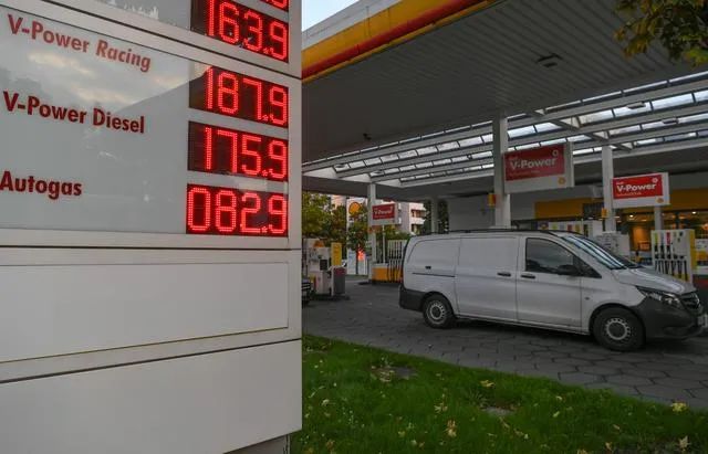 ▲2021年10月8日，德国法兰克福的一家加油站。欧盟近年来一直面临着能源价格暴涨的直接影响。图/新华社
