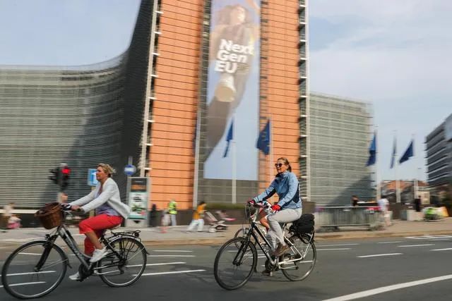 ▲2021年9月19日，在比利时布鲁塞尔，人们骑车经过欧盟委员会总部大厦。能源供应问题长期困扰着整个欧洲。图/新华社