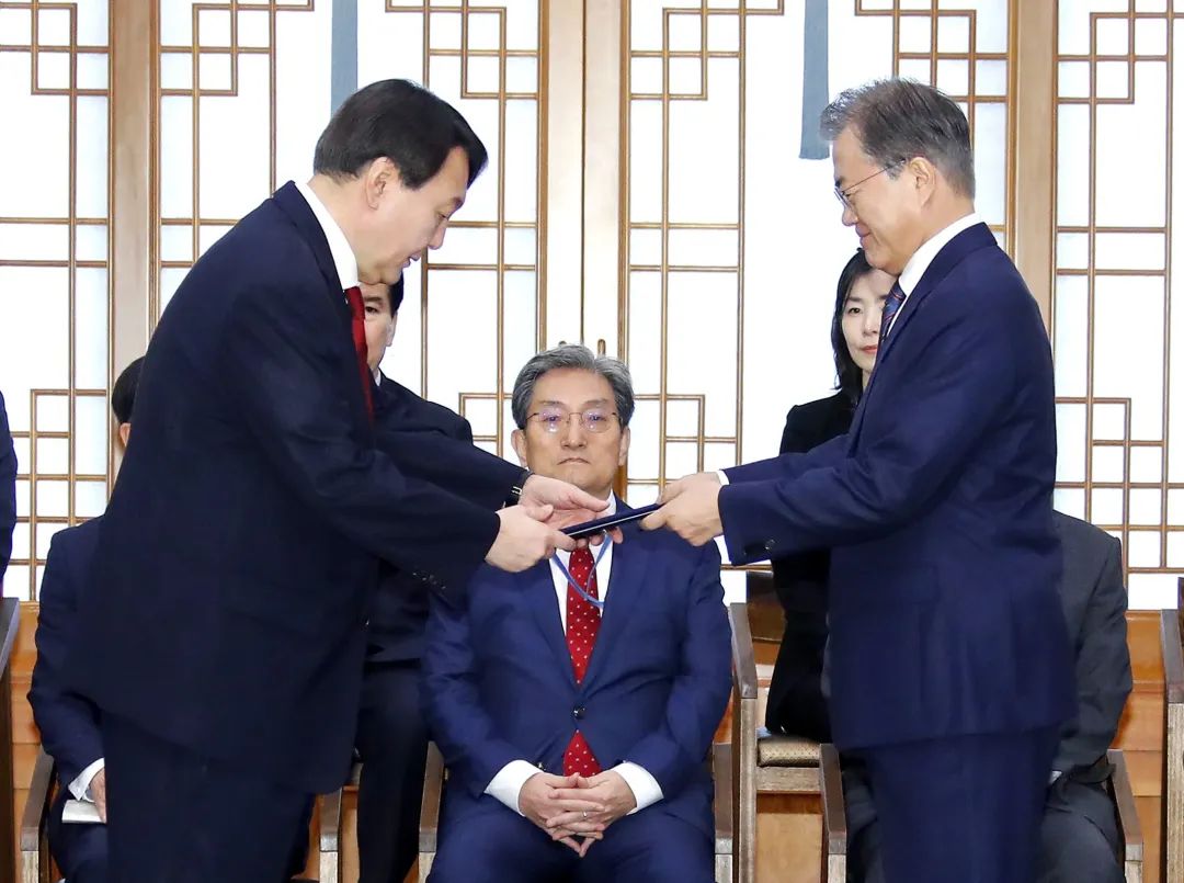▲韩国总统文在寅（右）和时任韩国检察总长尹锡悦。 图/IC photo