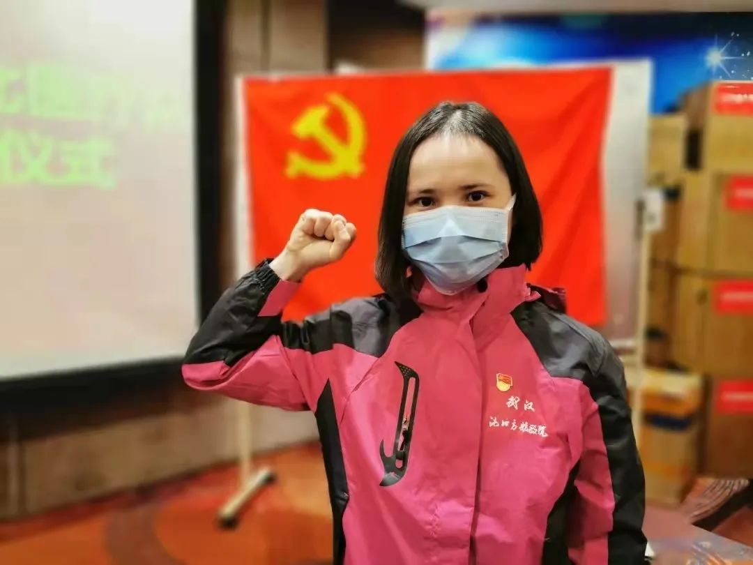 你现在还坚持戴口罩吗?