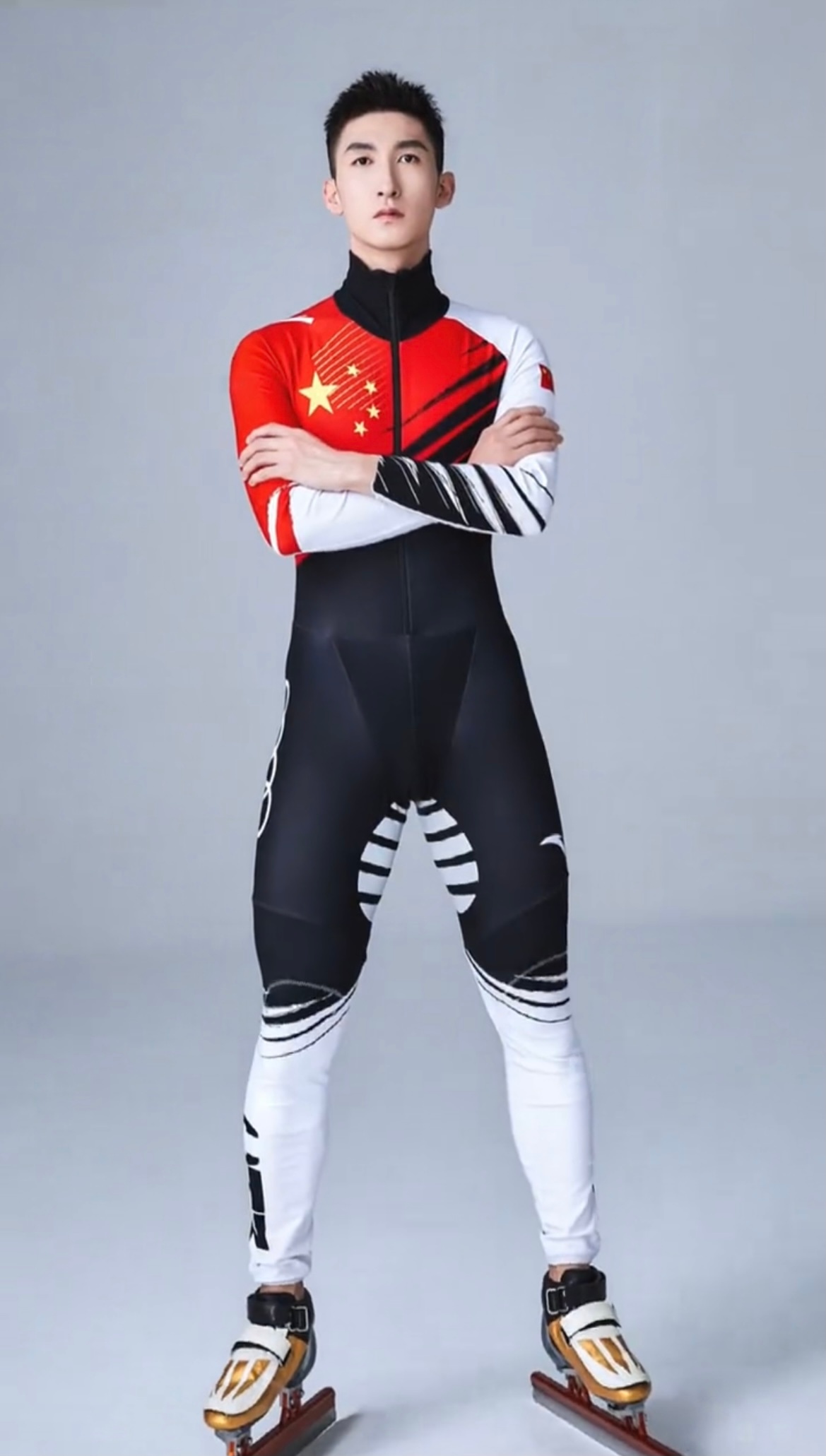 照片中,武大靖穿一身奶白色短袖短裤,童趣满满.