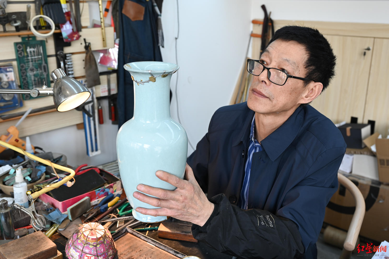 我在成都修瓷器锔瓷人王培波的补心秀活将建微型展览馆