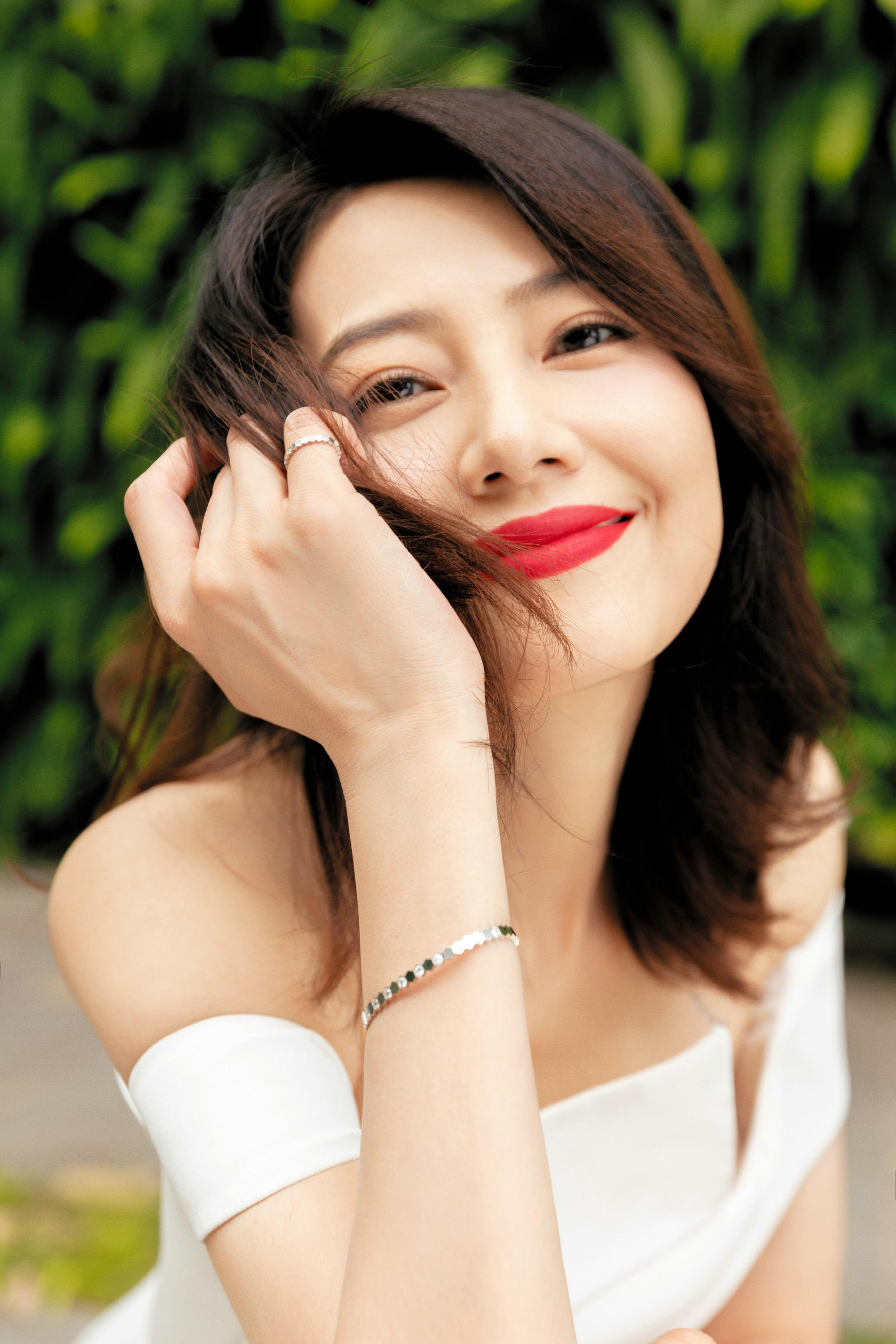 高圆圆身穿白色连衣裙知性优雅莞尔一笑嫣然无方