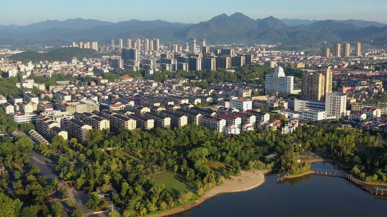 航拍浙江浦江县,曾被义乌合并,看看城建如何?__财经头条