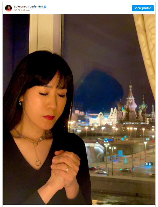 施罗德妻子金素妍（音译）3月10日发布的照片，显示她身在莫斯科。