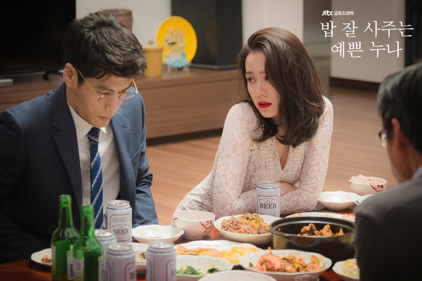 漂亮姐姐》,是一部播出于2018年的姐弟恋题材小甜剧,剧情聚焦在爱情层