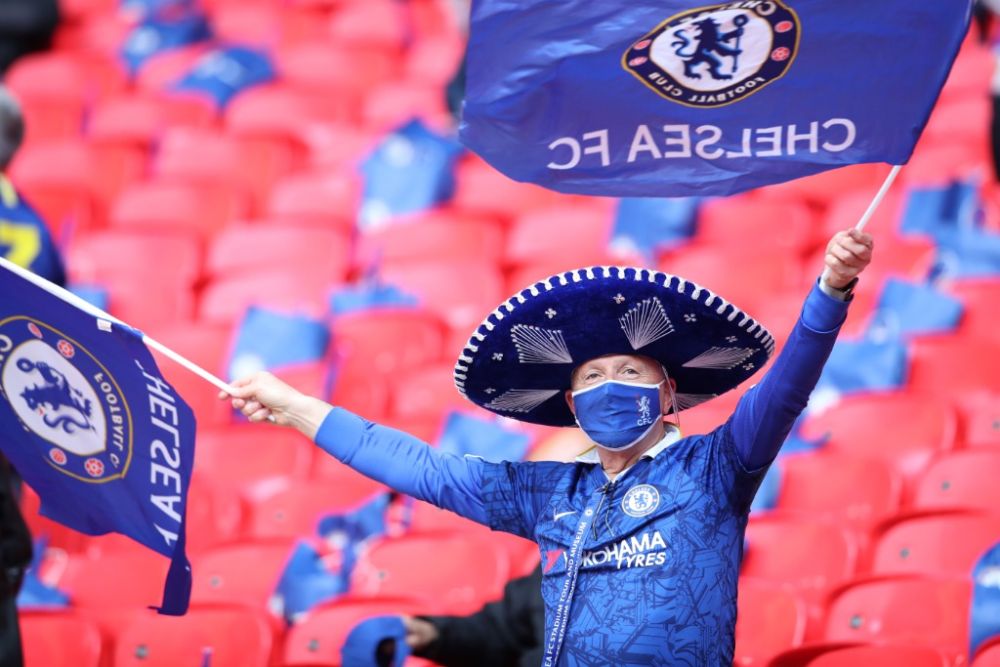 2021年5月15日,切尔西队球迷在开赛前为球队鼓劲.