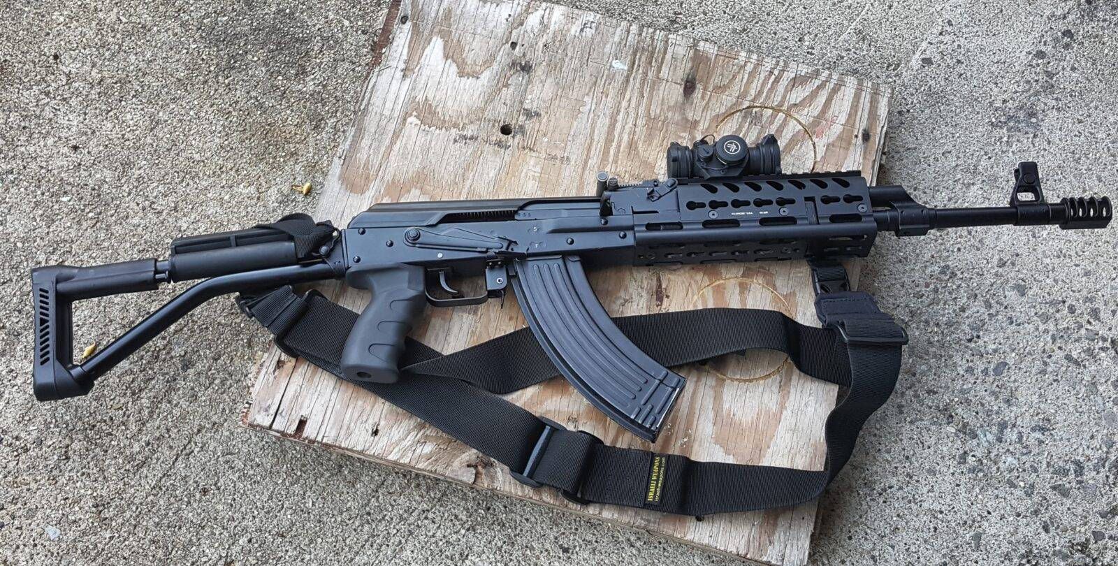 俄军最新列装的先进轻武器ak12突击步枪英雄有用武之地