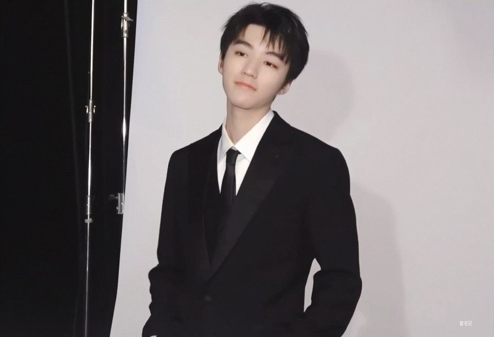 王俊凯西装马甲配衬衫半永久吧