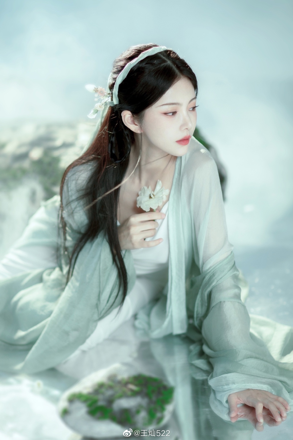 王灿拍古风写真如仙女下凡惊艳动人却谦称自己高攀老公杜淳