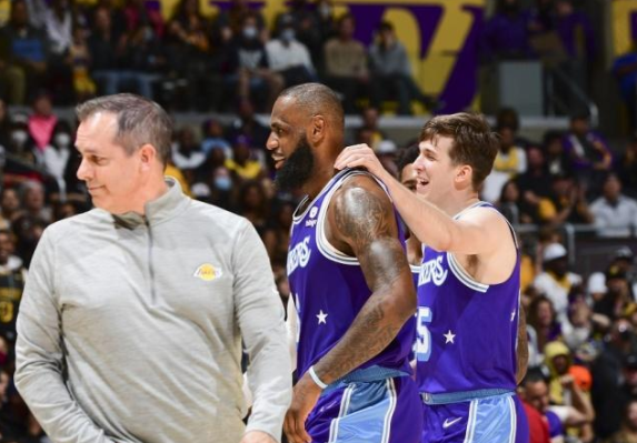 詹姆斯50分带队取胜！美媒公布两数据，球迷沉默了：这是真烂！休闲区蓝鸢梦想 - Www.slyday.coM