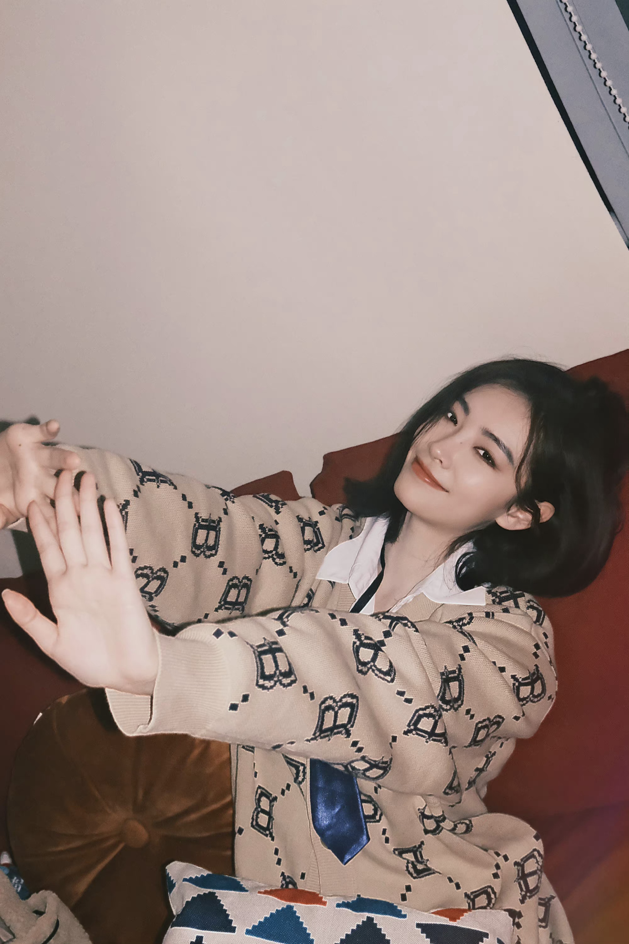 许佳琪周末随拍潮流酷飒