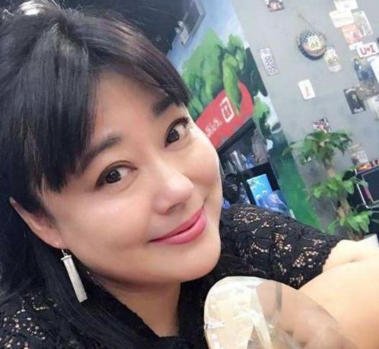 一再强调自己的不容易,这到底在闹哪样|李菁菁|粉丝|主播_新浪新闻