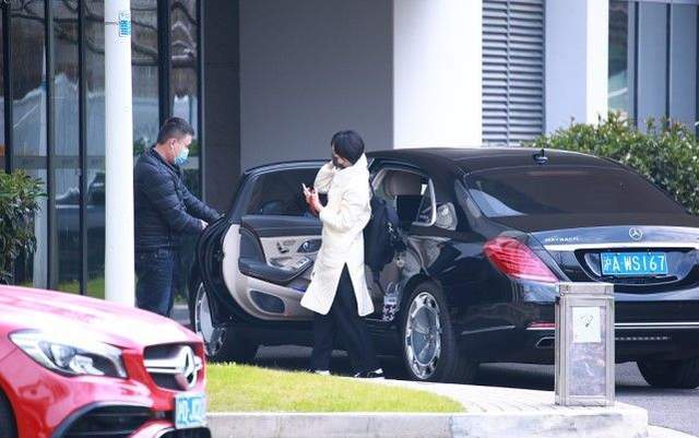 孙俪拿下高奢后就大变坐300万豪车出门高调炫富穿简约装不低调