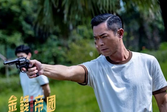 每个时代都有自己的英雄,陈克(古天乐饰)和林家栋(白松安饰)就是黑暗