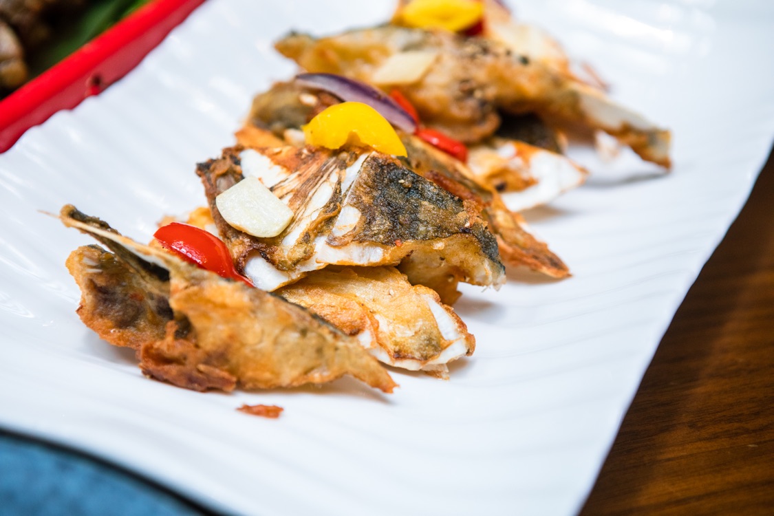 顺德煎焗鱼嘴精选鱼头又肥又嫩的鱼嘴部位,经腌,煎,最后溅酒而焗金黄