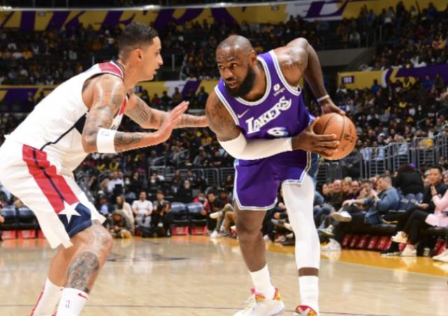 詹姆斯狂轰50分,单节19分太闪耀!威少又被弃用,湖人结束连败休闲区蓝鸢梦想 - Www.slyday.coM 詹姆斯狂轰50分,单节19分太闪耀!威少又被弃用,湖人结束连败休闲区蓝鸢梦想 - Www.slyday.coM