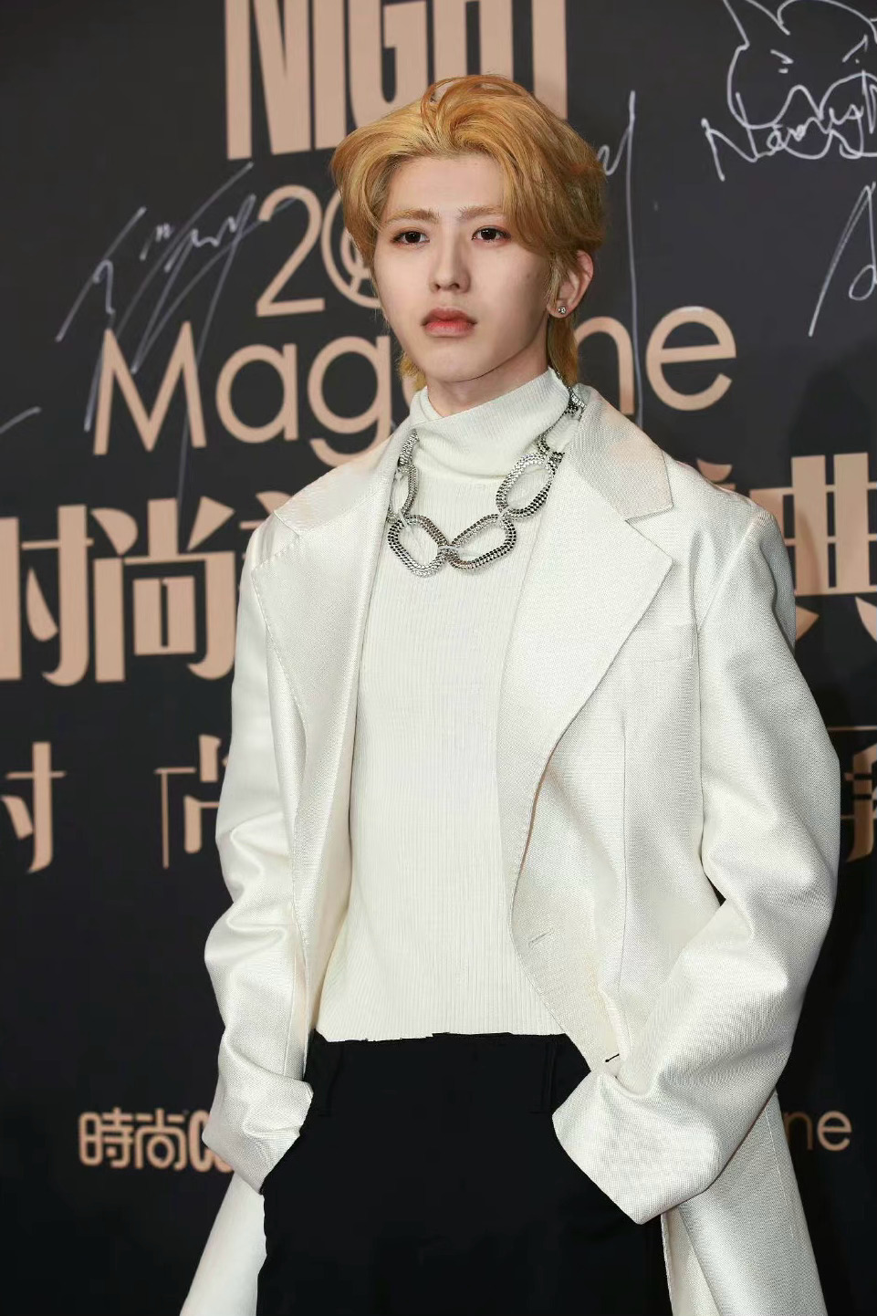 蔡徐坤 贵公子白西装的魅力也是满格的