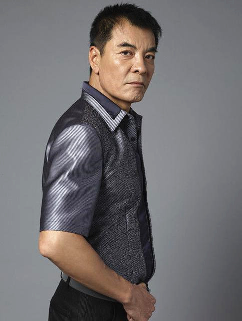 64岁的老戏骨刘威走年轻路线穿浅蓝西装精神气十足帅呆了