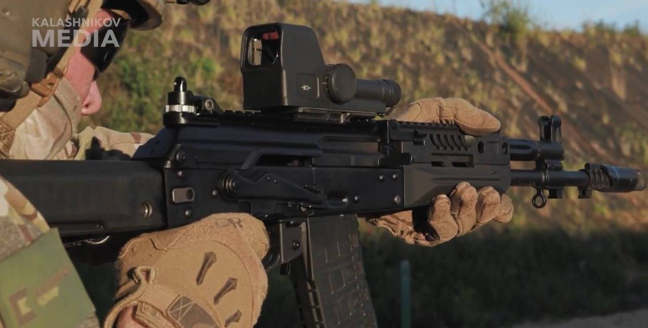 俄军最新列装的先进轻武器ak12突击步枪英雄有用武之地