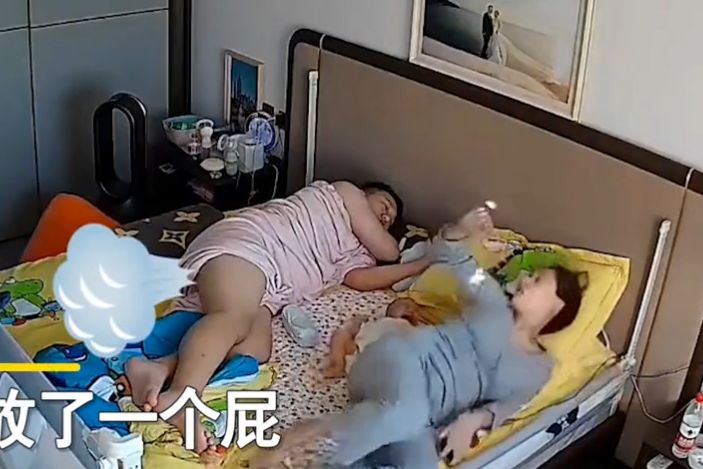 黑龙江一家三口床上睡觉，爸爸一个屁把宝宝吓到，侮辱性极强休闲区蓝鸢梦想 - Www.slyday.coM