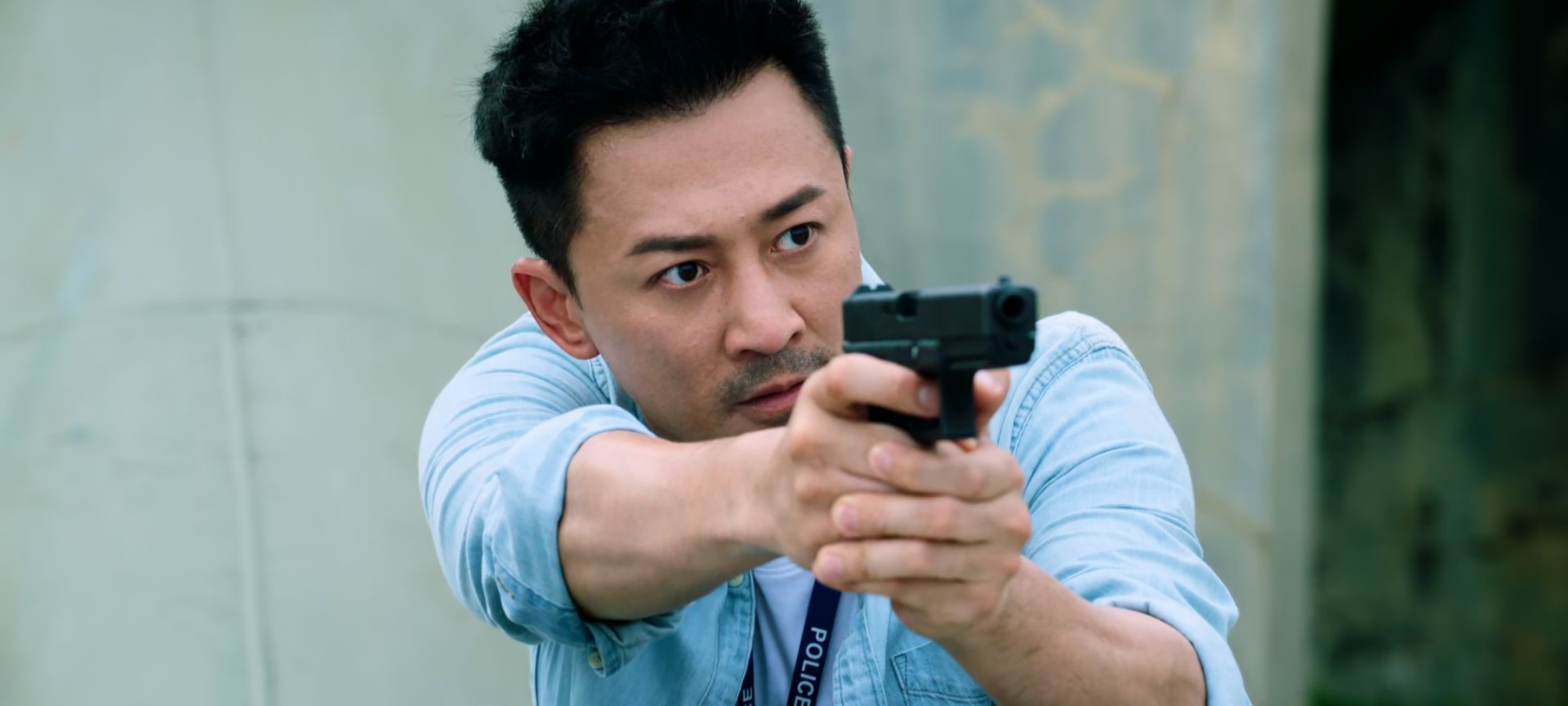 林峯与梁竞徽梦回使徒行者新港剧开播开局就飙车