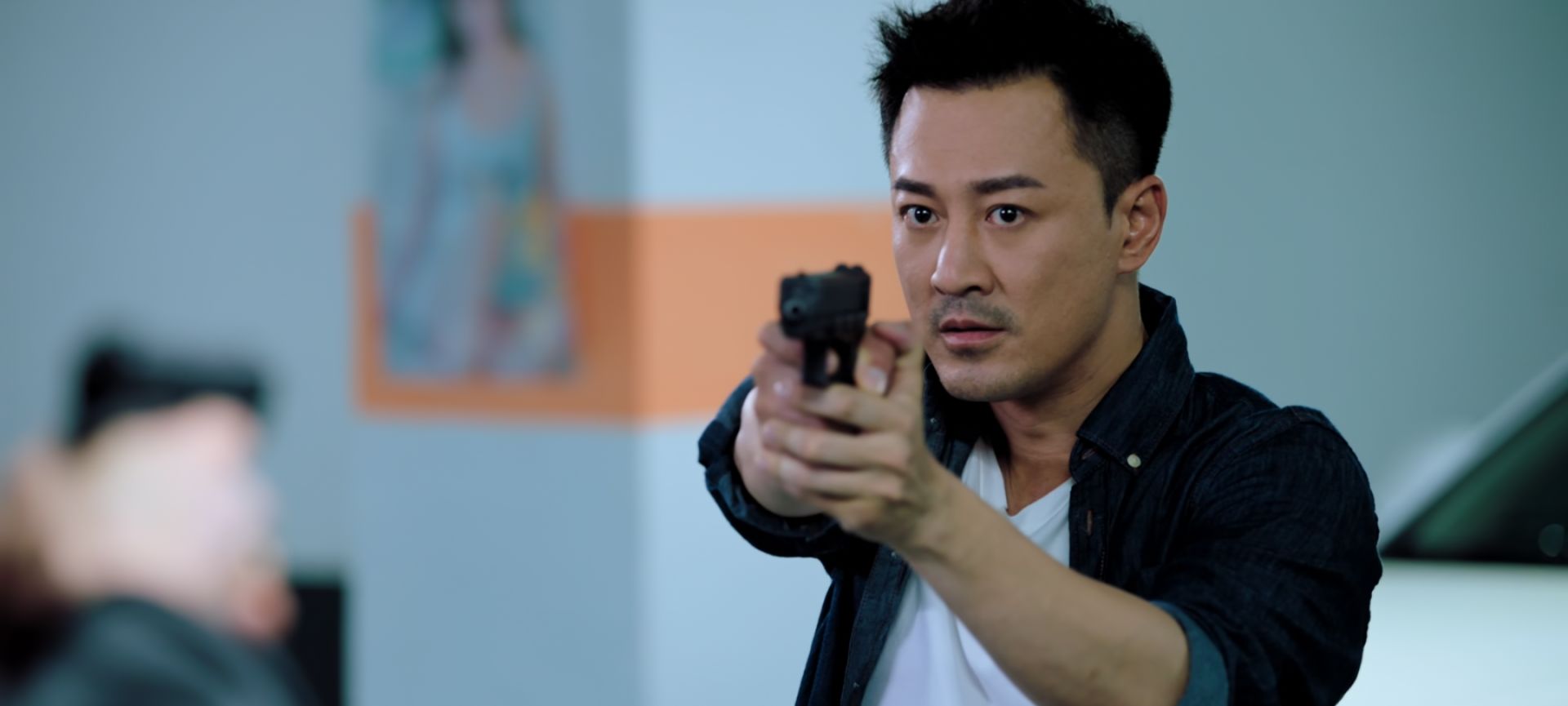 林峯与梁竞徽梦回使徒行者新港剧开播开局就飙车