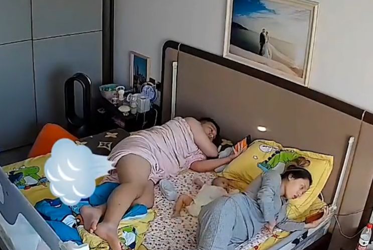 黑龙江一家三口床上睡觉，爸爸一个屁把宝宝吓到，侮辱性极强休闲区蓝鸢梦想 - Www.slyday.coM