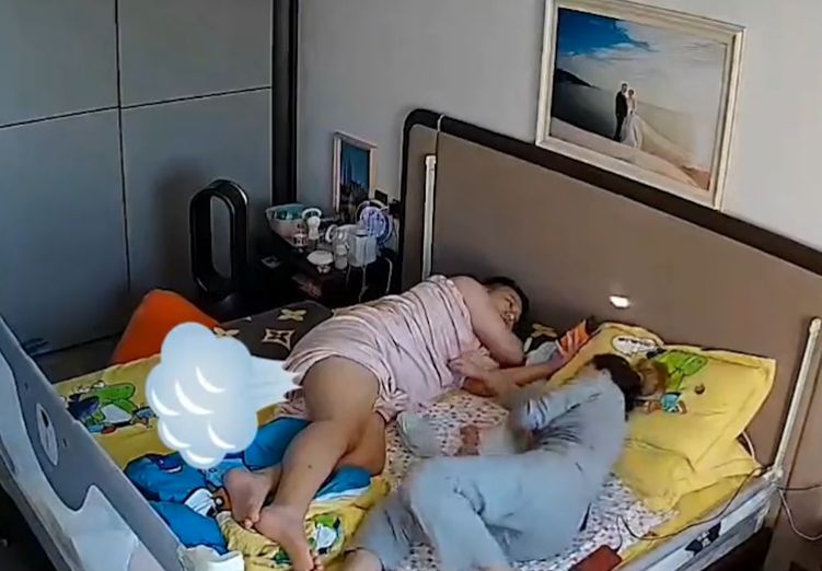 黑龙江一家三口床上睡觉，爸爸一个屁把宝宝吓到，侮辱性极强休闲区蓝鸢梦想 - Www.slyday.coM