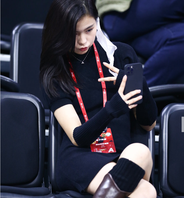 cba佛山赛区女球迷热辣奔放青春靓丽一点也不怕冷