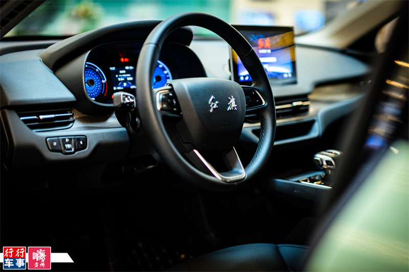 国潮时代的红旗真让人心动|红旗eqm5贵阳上市-新浪汽车