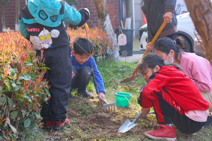 黄州某小区对居民的爱，已经到了宠溺的程度休闲区蓝鸢梦想 - Www.slyday.coM