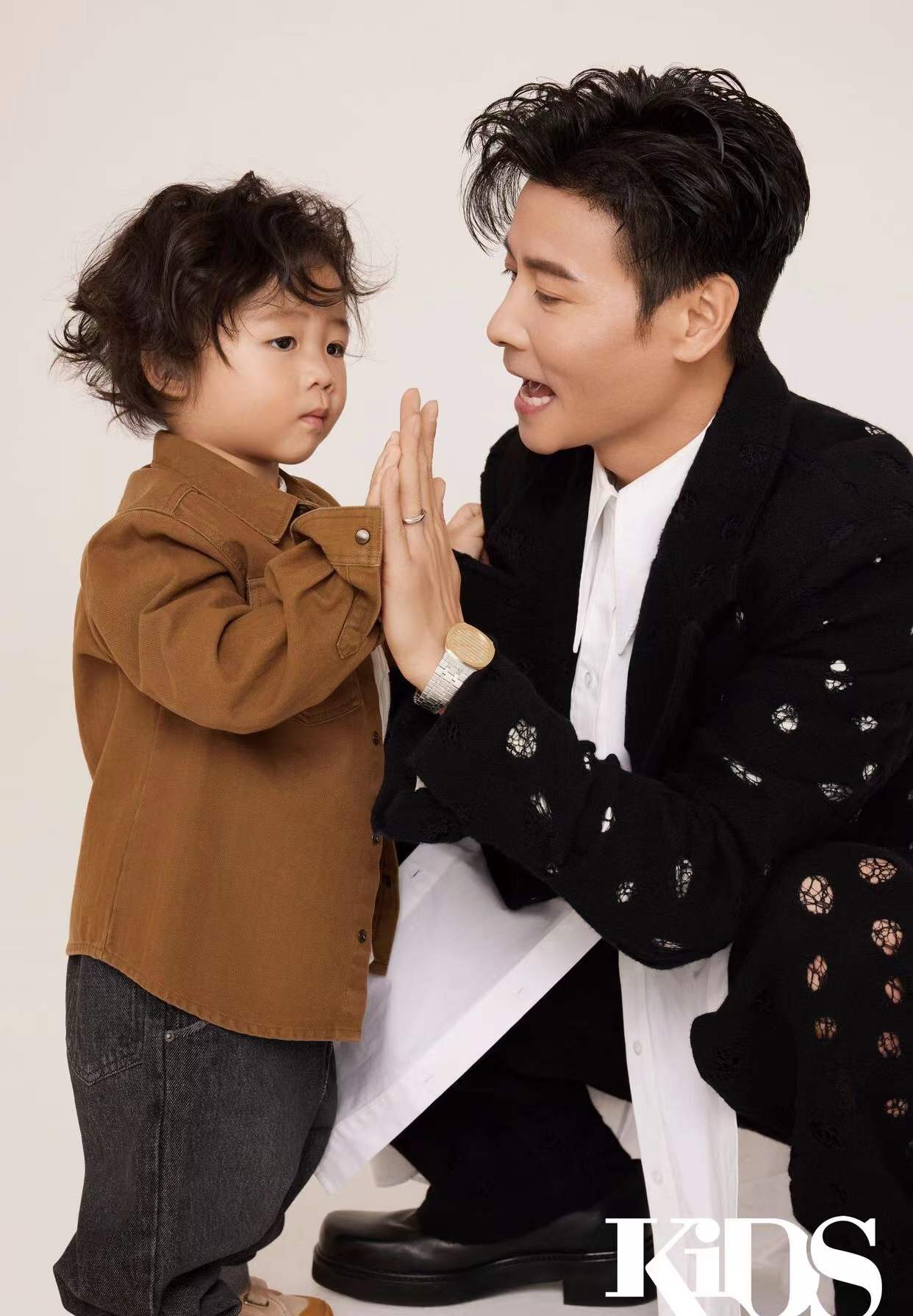 张晋一家五口登封女儿美貌赛蔡少芬小儿子萌翻拍摄人员