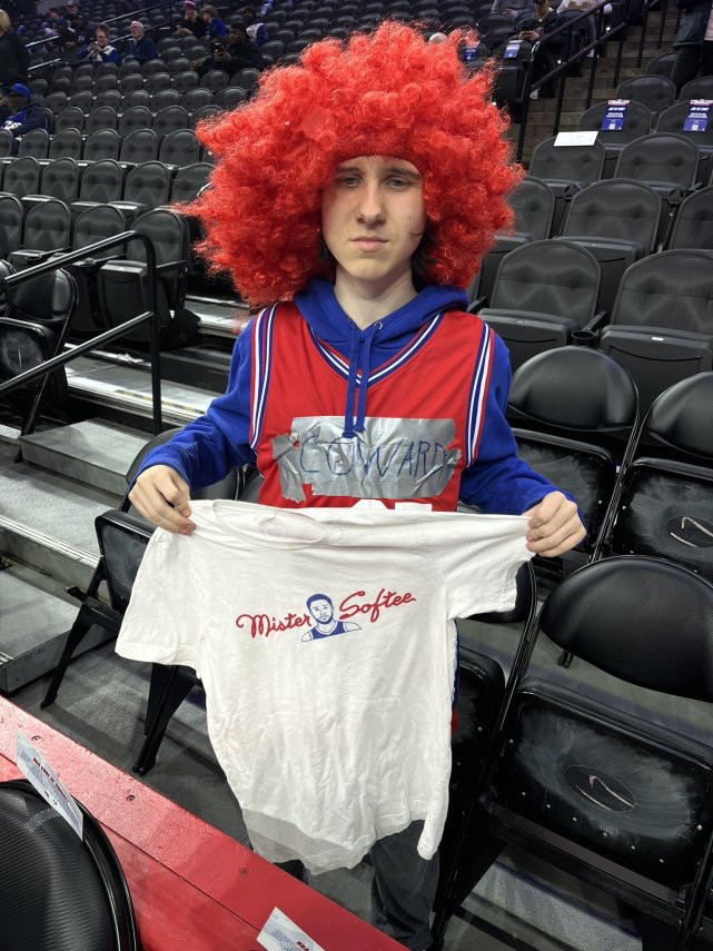 西蒙斯遭疯狂嘲讽！76人主场球迷骂其懦夫，会与恩比德互动吗？休闲区蓝鸢梦想 - Www.slyday.coM