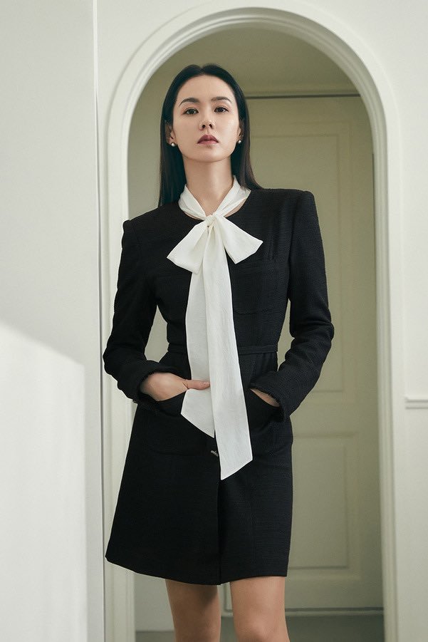 准新娘孙艺珍时尚大片太绝美穿西装裙变身霸气女总裁状态佳